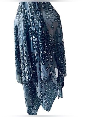 Helene Berman
London Ultra-
Lightweight 100% Silk
Leopard Scarf - Airy &
Chic